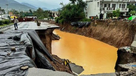 2 killed, no power in many parts of South, Central Kashmir