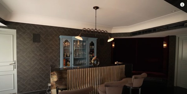 Farah Khan gives a tour of Chunky Panday's house.