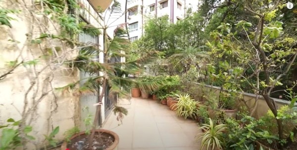 Farah Khan gives a tour of Chunky Panday's house.