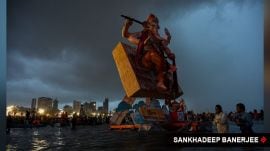 Devotees carry ganesh idols for immersion in the Arabian Sea, at Ananta Chaturdashi (10th day of ganesh chaturthi festival), at Girgaon Chowpatty in Mumbai. (Express Photo/Sankhadeep Banerjee)