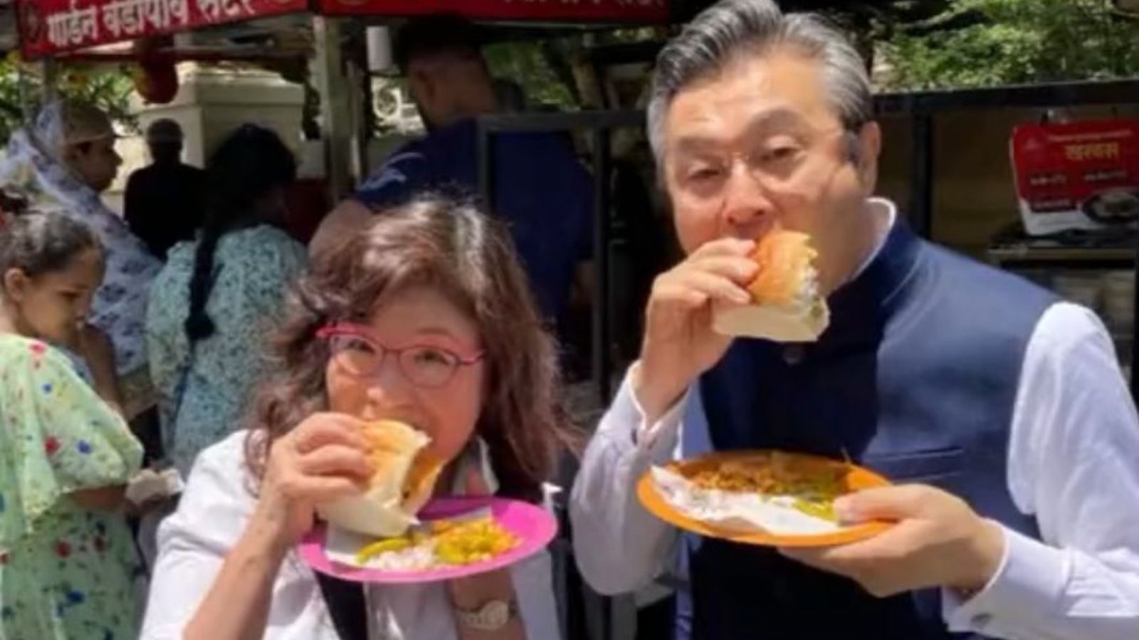 Garden Vada Pav: Pune's Iconic Street Food Destination