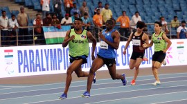 Refugee Paralympic Team's Guillaume Junior Atangana and guide Donard Ndim Nyamjua in action during the men's 400m T11 final (Reuters Photo)