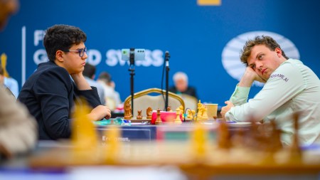 Hans Niemann takes on Yagiz Kaan Erdogmus in round 7 of the FIDE Grand Swiss tournament. (PHOTO: Michal Walusza / FIDE)