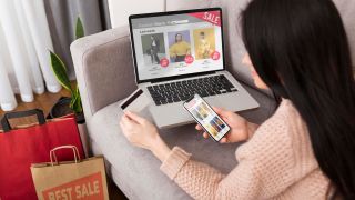 Digital shopping assistants and e-commerce apps are becoming everyday tools for Indian shoppers. (Image: FreePik)