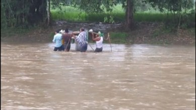 Pregnant woman carried on cot, Pregnant woman carried across flooded river, Pregnant woman carried on cot across flooded river, Jharkhand’s Palamu district, Indian express news, current affairs
