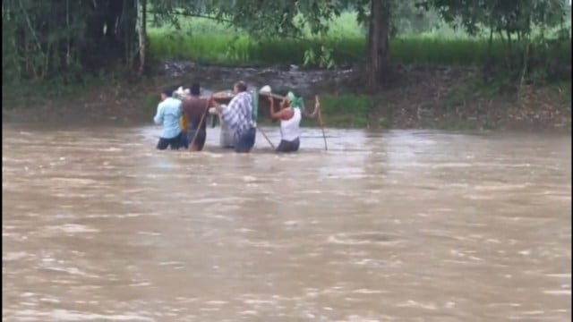 Pregnant woman carried on cot, Pregnant woman carried across flooded river, Pregnant woman carried on cot across flooded river, Jharkhand’s Palamu district, Indian express news, current affairs