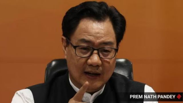 PhD student tries to stop Rijiju's convoy at Mumbai University, booked