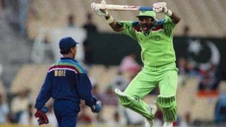 Pakistan's Javed Miandad mocking India's Kiran More during 1992 World Cup match. (FILE)