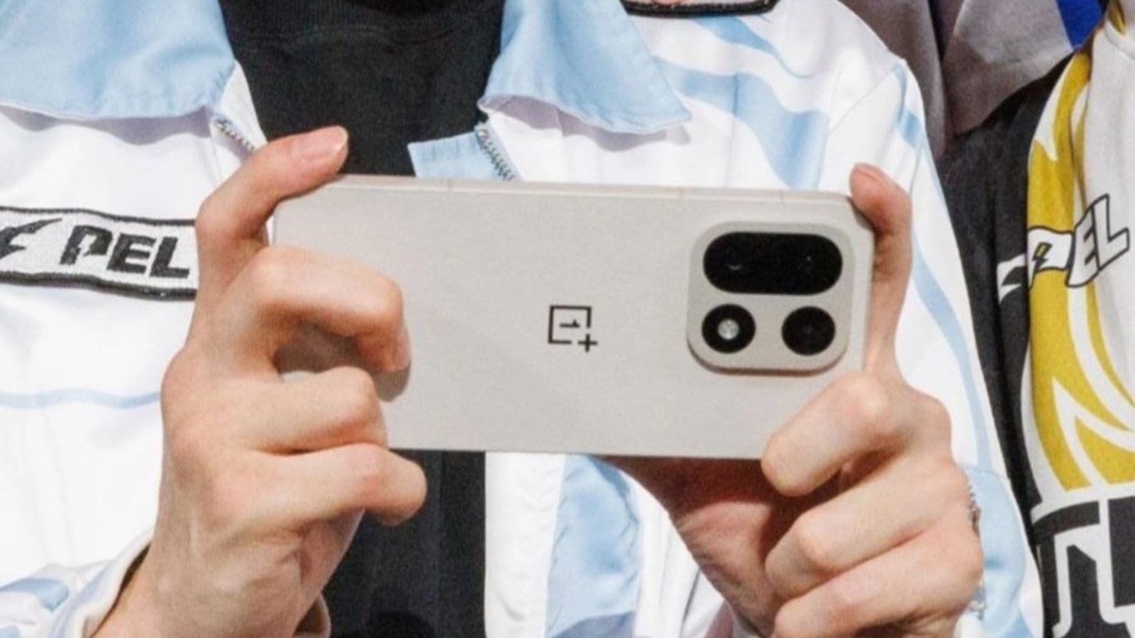 The OnePlus 15 has a redesigned camera island. (Image: X/Alvin)