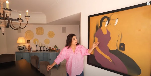 Farah Khan gives a tour of Chunky Panday's house.