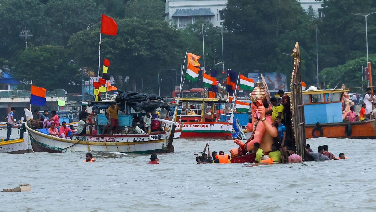 Maharashtra Ganpati Visarjan Live Updates: High tide delays immersion of Lalbaugcha Raja Ganesh idol