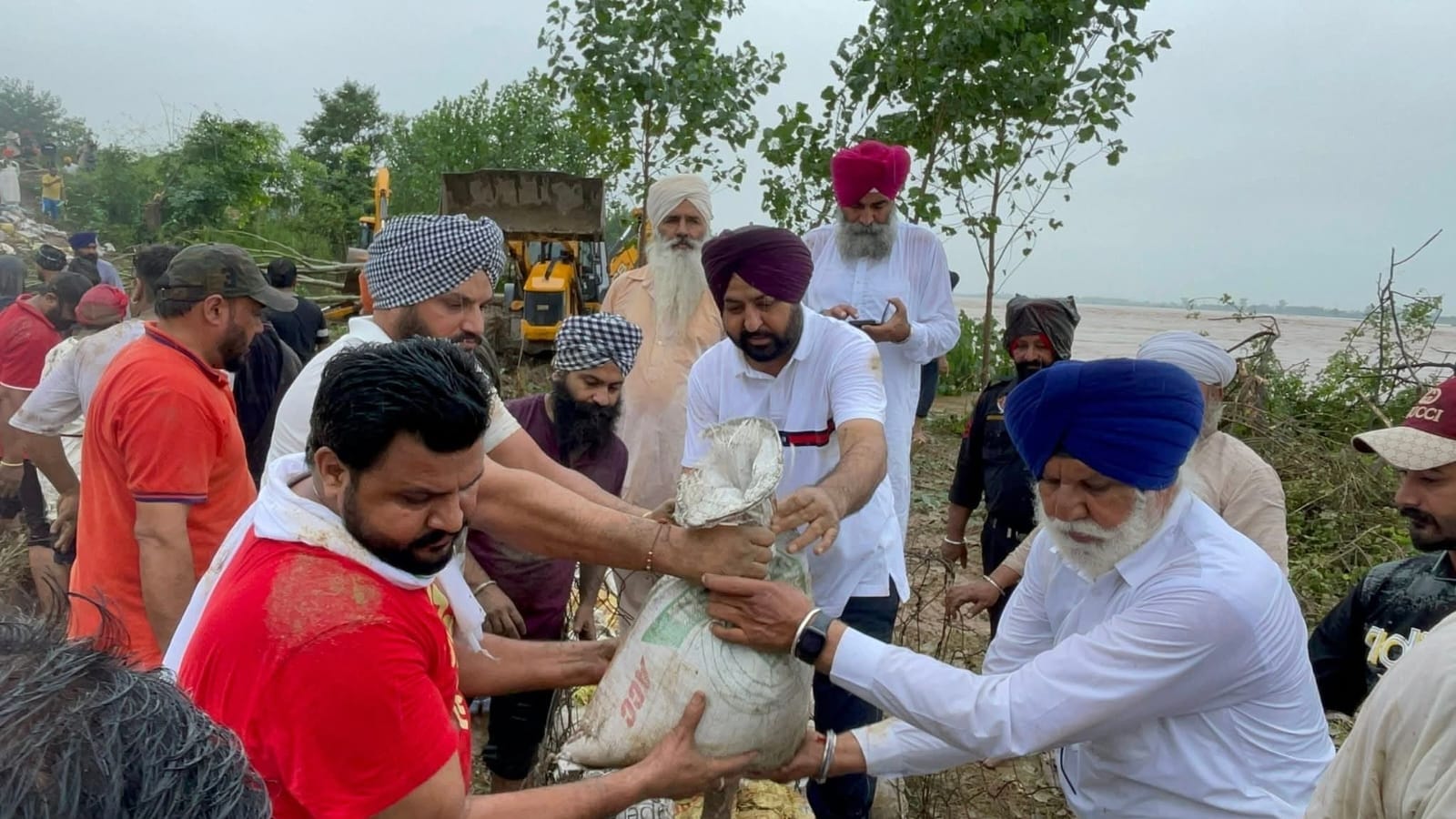 As Sutlej rages, tension continues at Ludhiana’s Sasrali; villagers work overnight to strengthen dhussi bundh