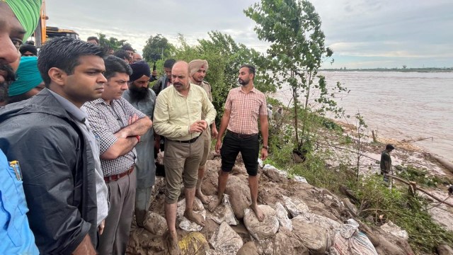 As Sutlej rages, tension continues at Ludhiana’s Sasrali; villagers work overnight to strengthen dhussi bundh
