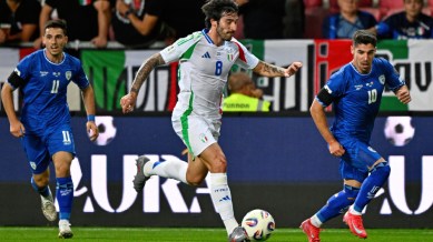 Italy's Sandro Tonali, center, runs with the ball during a Group I, World Cup qualifier soccer match between Israel and Italy at the Nagyerdei Stadium in Debrecen, Hungary, Monday, Sept. 8, 2025. (AP Photo)