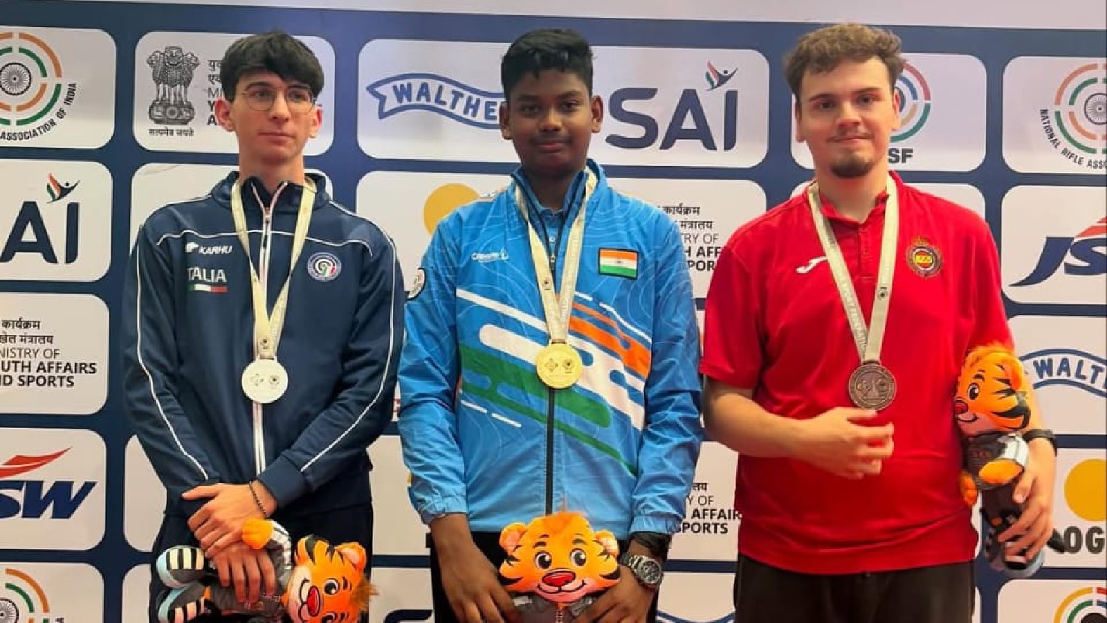 16-year-old Jonathan Gavin Antony dominates at ISSF Junior WC to win 10m air pistol gold