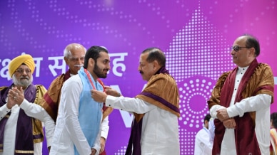 Student receives a medal from the union minister at the IIT Roorkee convocation