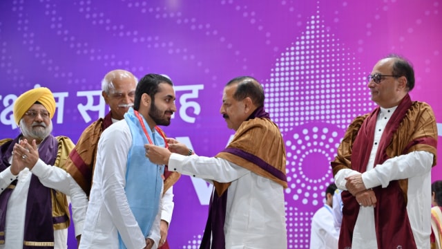 Student receives a medal from the union minister at the IIT Roorkee convocation