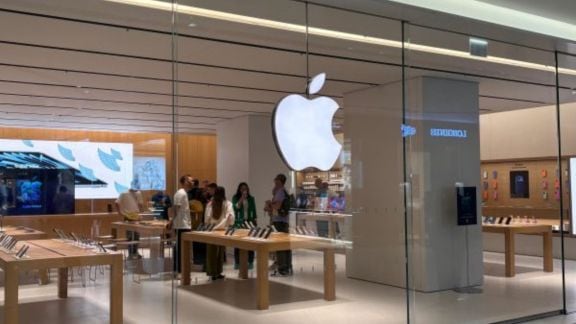 The facade of Apple Hebbal store in Phoenix Mall Of Asia.