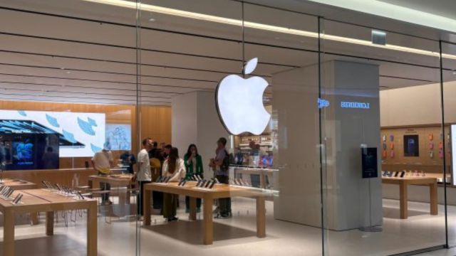 The facade of Apple Hebbal store in Phoenix Mall Of Asia.