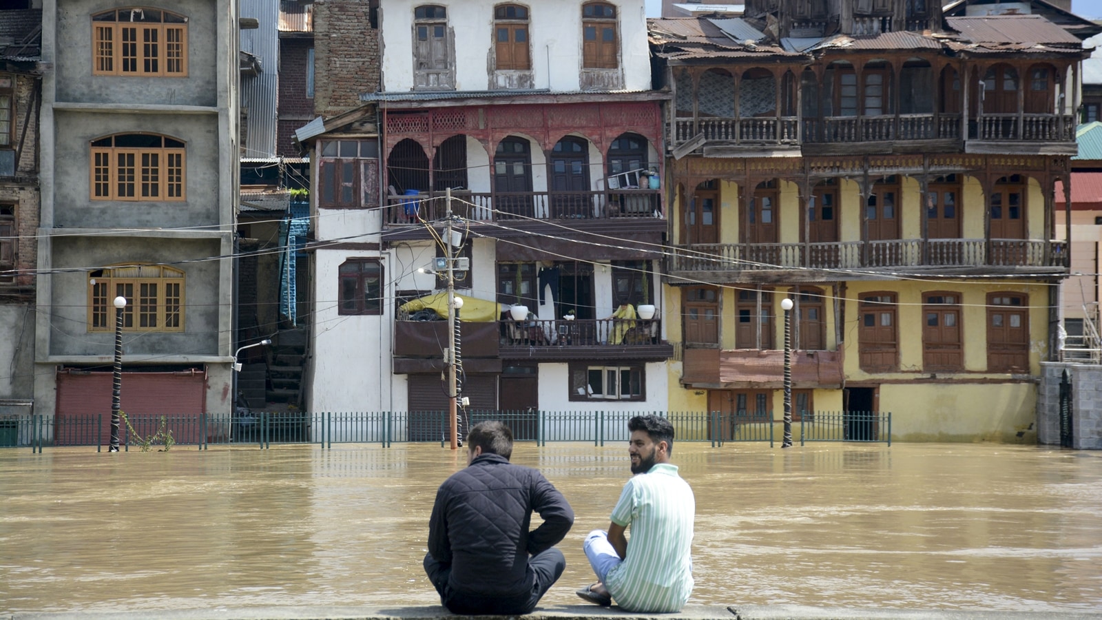 Fridges, sofas taken to upper floors, Srinagar is moving to higher ground amid flood scare