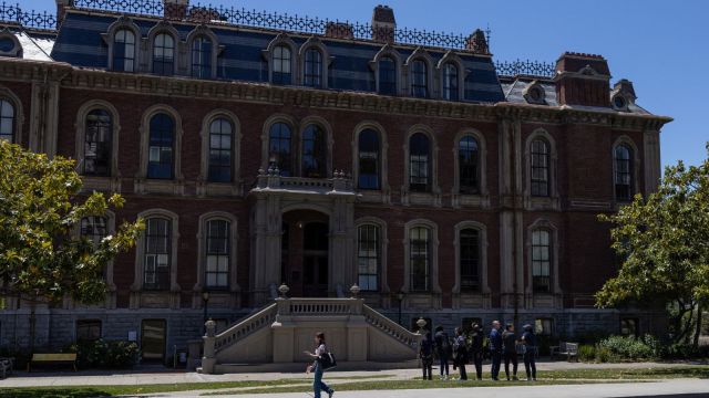 Prospective students tour the University of California, Berkeley campus before beginning of the new semester, in Berkeley, California, US (REUTERS/Carlos Barria/File photo)