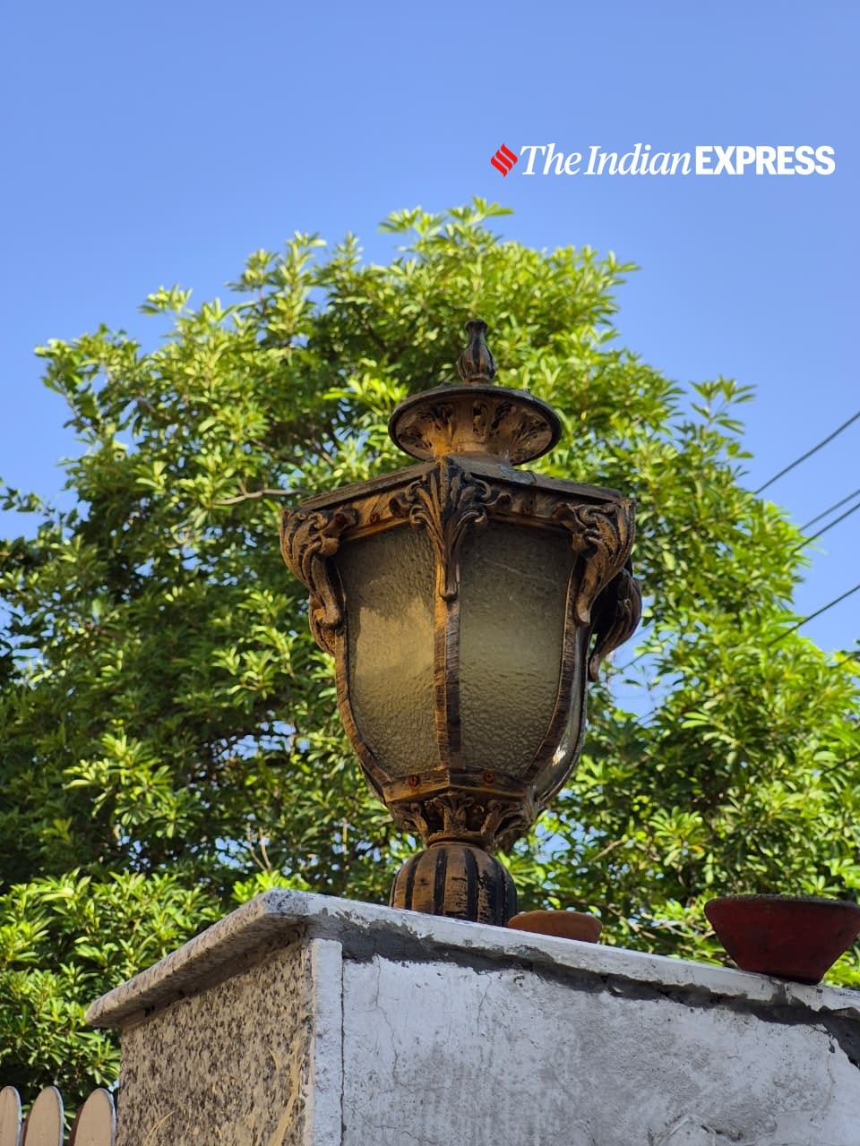 Outdoor lamp post highlights the camera’s sharpness and natural colour reproduction. (Bijin Jose/The Indian Express)