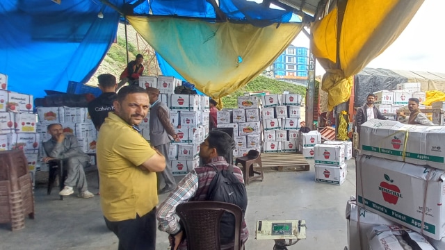 The ongoing supply disruptions in the aftermath of the recent floods in Kashmir have opened a lucrative window for Himachal Pradesh’s apple growers