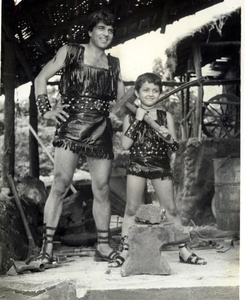 نجم الفيلم دارميندرا وبوبي ديول. (أرشيف صريح)