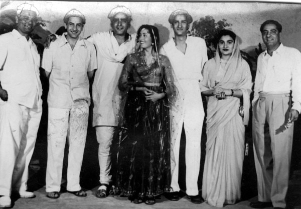 Minoo Katrak ، Raj Kopor ، Prithviraj Kapoor ، Madhubala ، Shammi Kapoor ، Krishna Raj Kapoor و Aspi Irani في فيلم Main Aur Woh. (أرشيف صريح)