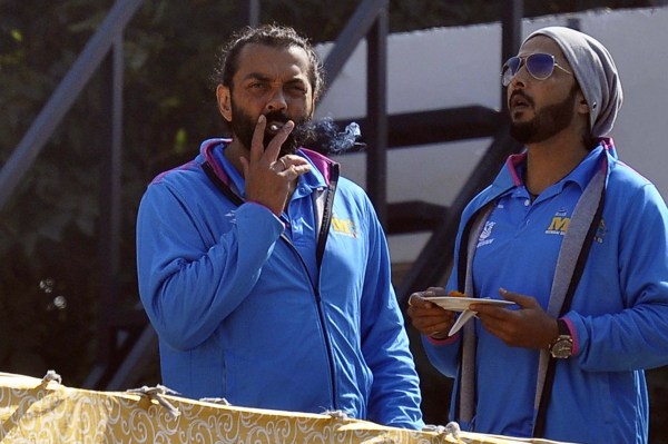 يدخن بوبي ديول قبل جلسة التدريب لمباراة CCL القادمة في ملعب Cricket في القطاع 16 من شانديغار يوم الجمعة 05 فبراير 2016.