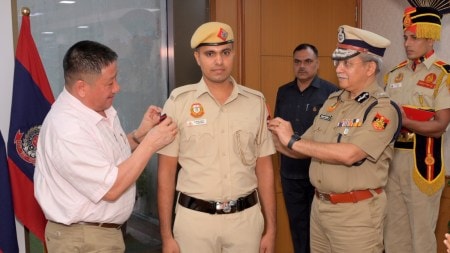 Delhi Police, constable nabs 3 robbers, constable nabs 3 robbers following intense chase,, delhi news, India news, Indian express, current affairs