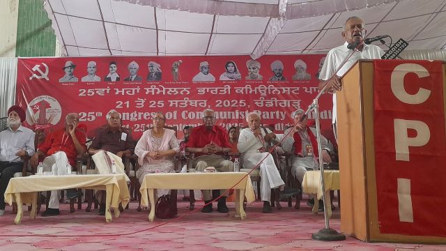 The rally, marked by a sea of red flags and the slogan “Inquilab Zindabad,” also commemorated the CPI’s birth centenary.