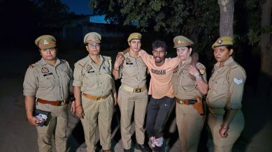 Assistant Commissioner of Police Upasana Pandey identified the officers as Mahila Thana SHO Ritu Tyagi, inspectors Vineeta Yadav and Bhuvneshwari Singh, as well as head constables Mamta Kumari and Neetu Singh.