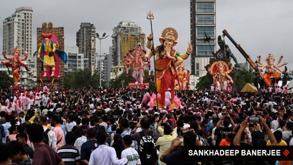 Devotees carry Ganesh idols for immersion in the Arabian Sea, on Ananta Chaturdashi (the 10th day of Ganesh Chaturthi festival), at Girgaon Chowpatty in Mumbai on Saturday, September 6. (Express photo by Sankhadeep Banerjee)