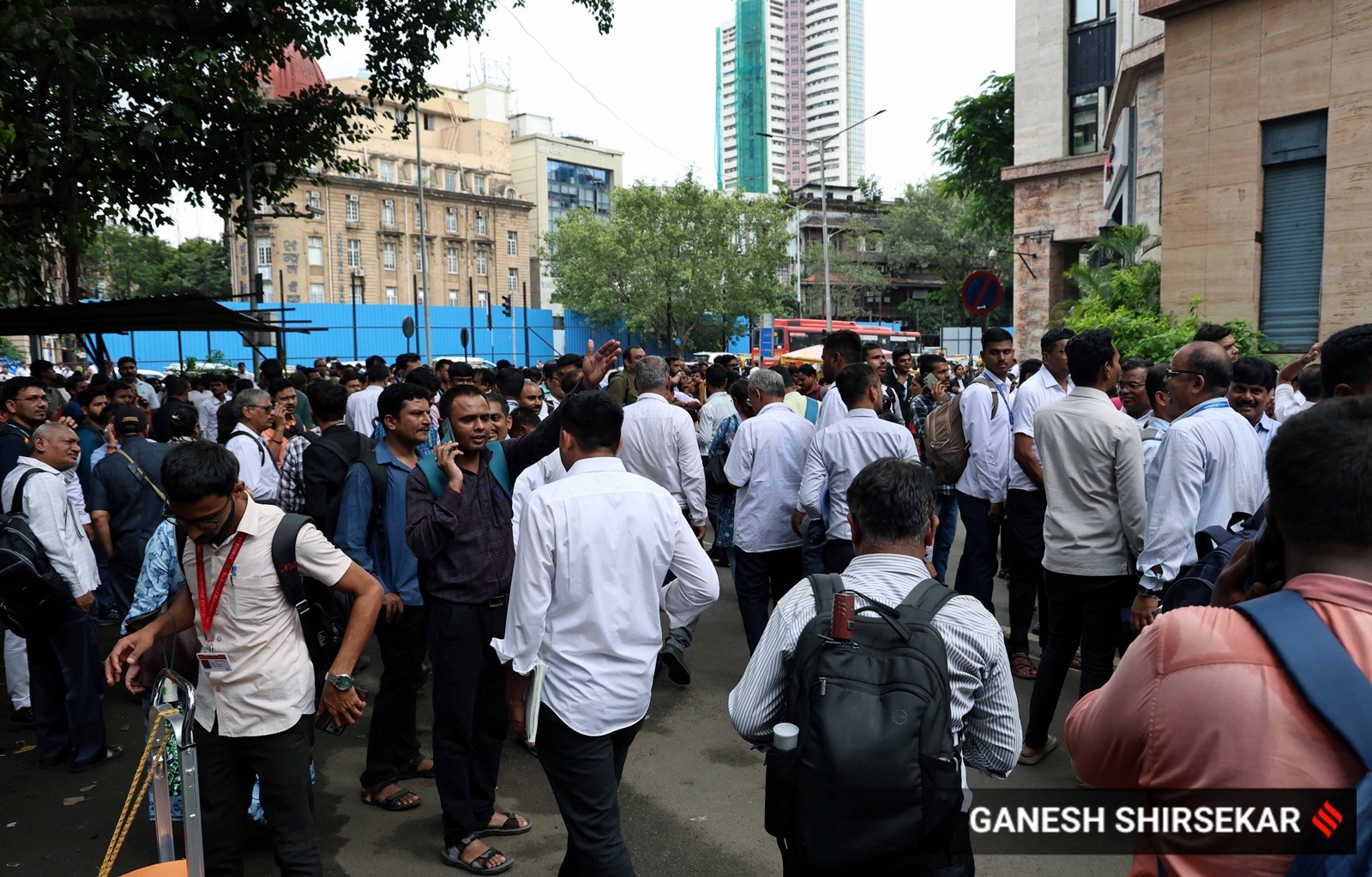 Crowd congregates outside the Mumbai Court after evacuation due to Bomb Threat. Security deployed in and around the HC