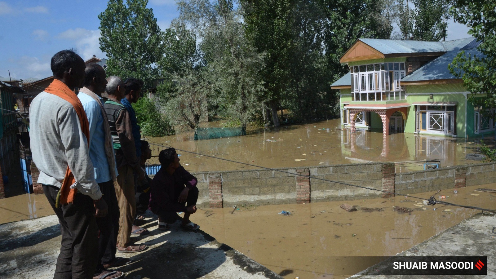 Jhelum breach at Zinipora Pampore floods Rakh Shalina,Teingan and surrounding areas.