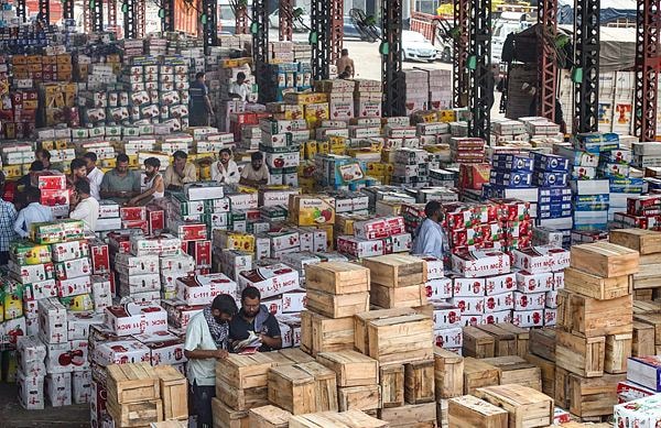 Jammu: Apple traders at Jammu fruit market, in Jammu, Jammu and Kashmir, Tuesday, Sept. 16, 2025. Traders complain of large-scale damage to apple boxes after trucks were stranded on the Srinagar-Jammu national highway due to multiple landslides. (PTI Photo)(PTI09_16_2025_000408A)