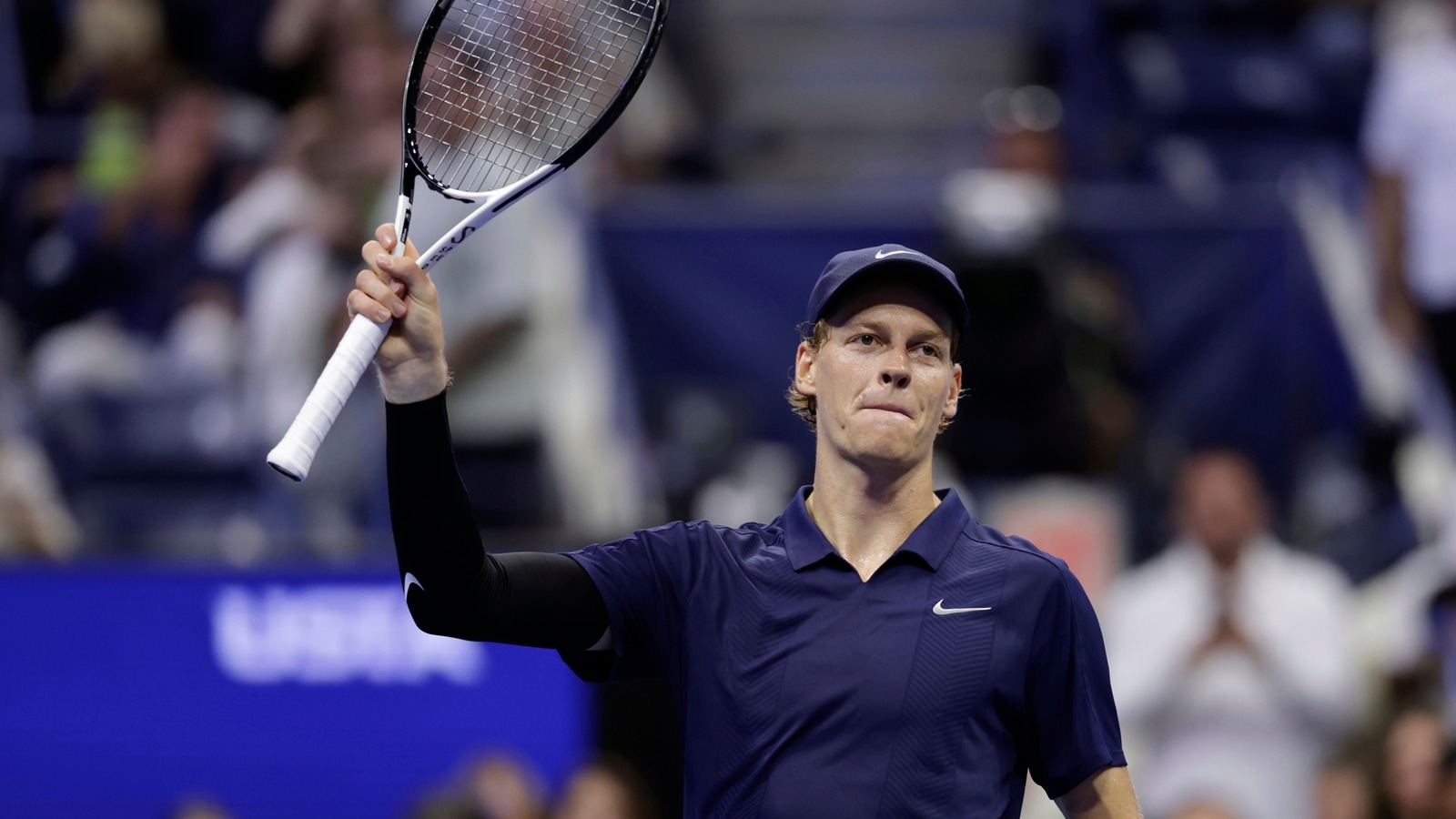 Fan tries to open Jannik Sinner’s bag as Italian poses for photographs, gives out souvenirs after US Open 4th round win