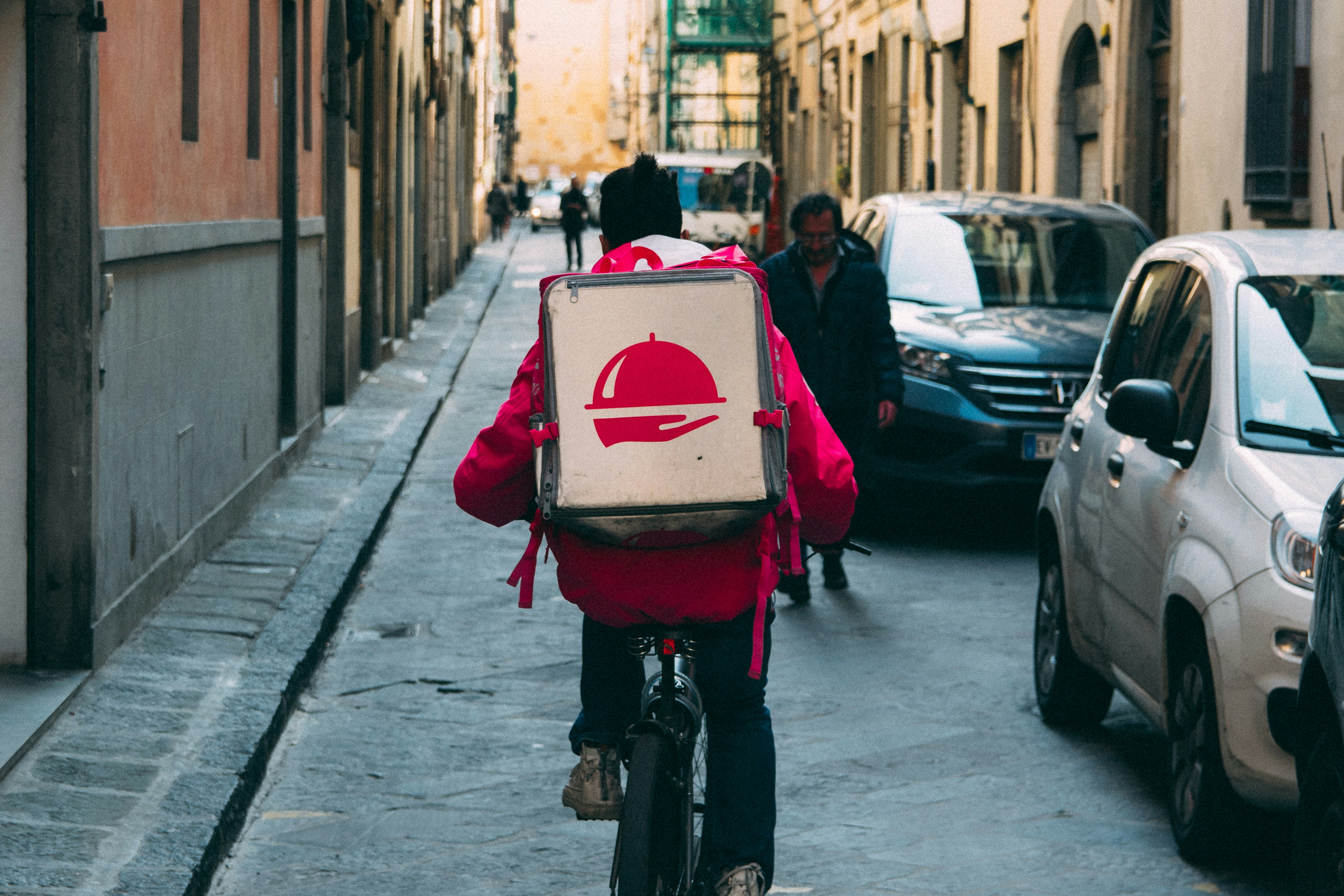 Dubai Issues New Rules for Online Food Delivery Sector