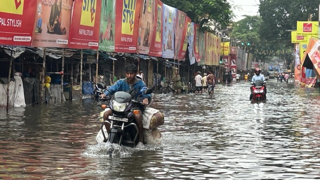 Heavy rainfall caused waterlogging and traffic disruption in Kolkata