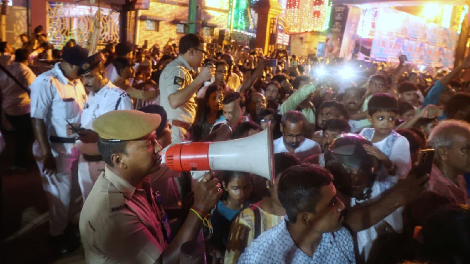 Maha Sasthi: 30% of Kolkata Police on traffic duty with extensive security plan as crowds surge under clear sky