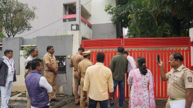 Pune police entering Manorama Khedkar’s house by jumping over the gate on Monday morning. She is accused in abduction case. Express photographs by Arul Horizon. 15/09/2025.