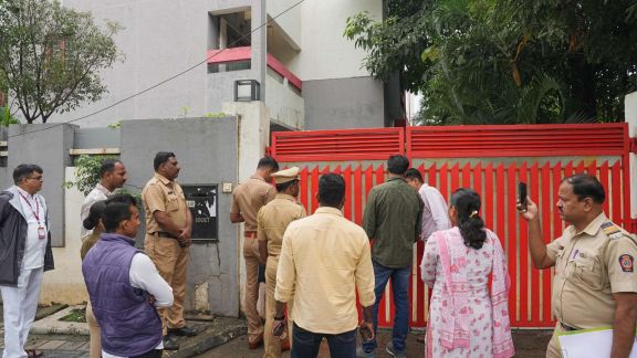Pune police entering Manorama Khedkar’s house by jumping over the gate on Monday morning. She is accused in abduction case. Express photographs by Arul Horizon. 15/09/2025.