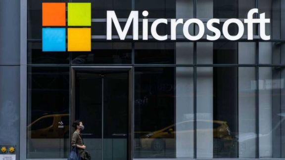 'Remain in US, avoid travel': Microsoft, JP Morgan, Amazon advise visa holders to return before Trump’s $100,000 H-1B fee deadline
