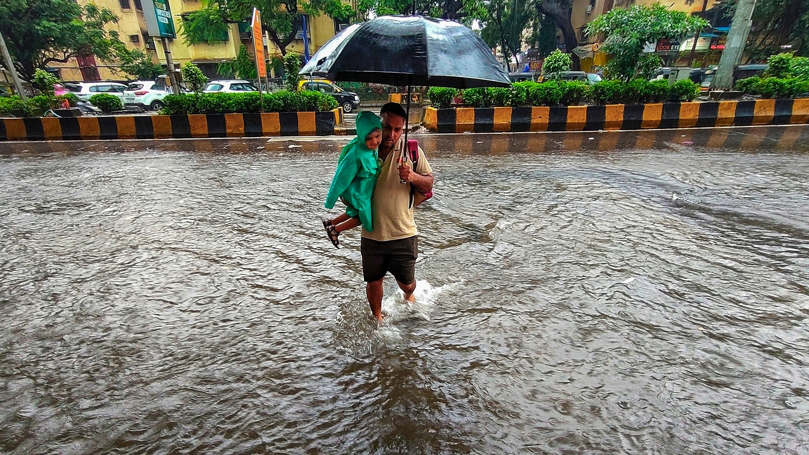 Very heavy rain on cards this festive weekend: IMD sounds orange alert in Mumbai Very heavy rain on cards this festive weekend: IMD sounds orange alert in Mumbai