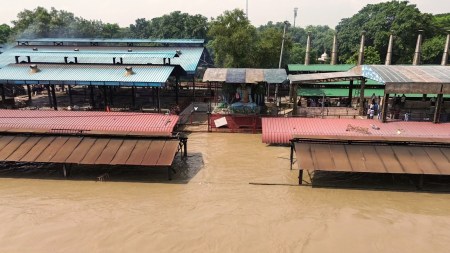 Nigambodh Ghat, Nigambodh Ghat floodwater, floodwater enters Nigambodh Ghat, Nigambodh Ghat cremations halted, delhi news, India news, Indian express, current affairs