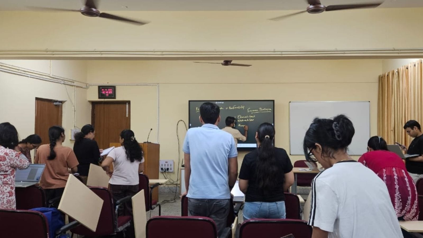 According to students of the university, first and second-year students have six hours of classes daily, while third-year and above have five hours.