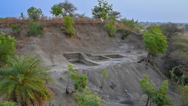 Accelerator Mass Spectrometry (AMS) dating of charcoal and a rice grain sample has placed the site’s earliest cultural horizon between 908 and 725 BCE.
