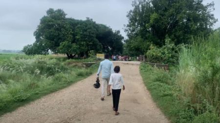 A father-daughter duo returning to the Nepal side after being denied entry in India.
