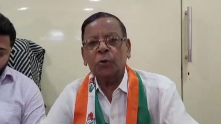 The 72-year-old Congress leader claimed that he was approached by a group of BJP workers under the pretext of discussing a civic issue.